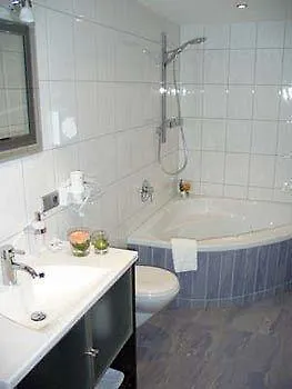 Отель Am Brenner Таубербишофсхайм